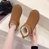 Sapatos de algodão grossos e quentes, nova coleção de inverno 2026, botas de couro de cano curto com forro de fleece, botas femininas oversized para uso externo para vendas transfronteiriças