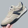 Zapatos de hombre de PU primavera y otoño nuevo estilo deportivos casuales de plataforma para hombre versátiles transpirables suela blanda de moda casual zapatos de cuero al por mayor