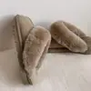 Outono Inverno 2026 Novo Estilo Pele de Carneiro Feminina Bolsa Fofa Cabeça Chinelos Sola Reta Casa Espessada Fofa Quente Roupa Externa