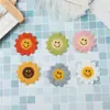 6cm Nuevas Flores Sonrientes Bordadas Pegatinas de Tela Accesorios para Ropa Accesorios para Bolsas de Zapatos Parche Accesorios Textiles Fábrica Venta al por Mayor