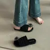 Sandalias Planas de Tira Ancha Plisada para Mujer 2026 Adorno de Flor Decorativa Parte Superior Flexible Cómodas para Caminatas Largas Versátiles para Casa y Salir Mediano