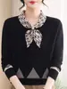 El atuendo de otoño de mamá: Top de punto con cuello en V y lazo, conjunto de camisas base finas elegantes y rejuvenecedoras para mujeres de mediana edad y mayores