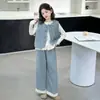 Ropa Infantil Niñas Otoño Conjunto de Mezclilla 2025 Nuevo Camiseta Interior de Encaje para Niñas Chaleco de Mezclilla Conjunto de Tres Piezas Moderno