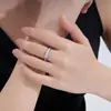 Anillo de Plata S925 con Incrustación de Moissanita y Banda Lisa, Arco Interior Cómodo, Anillos de Pareja, Suministro para Transmisiones en Vivo, Dropshipping
