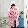 Ropa infantil abrigo acolchado de algodón para niñas 2023 Invierno nuevo estilo coreano para niños medianos y grandes abrigo acolchado de algodón de longitud media con cuello de pelo para niños