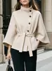 Roupas femininas transfronteiriças europeias e americanas de 2026: gola alta, fechamento diagonal por botões, mangas amplas, cintura marcada com cinto e elegante casaco de lã para o trajeto