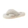 Chinelos peludos com tiras cruzadas e sola grossa para mulheres, adequados para uso externo, com um toque de luxo, novos chinelos de algodão estilo fada da moda francesa para outono e inverno de 2026