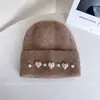 Chapéu de Lã com Pérolas em Coração e Mistura de Pelo de Coelho Novo para Outono e Inverno Feminino Versão Coreana Que Afina o Rosto Quente Tricotado Pulôver Chapéu Tendência