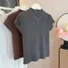 Design Elegante e Puro de Caimento Justo com Mangas Curtas Volantes e Gola Meia-Alta em Tricô, Novo para a Primavera, Estiloso e Emagrecedor, Top Casual Simples