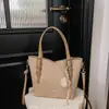 Bolsa tote casual de grande capacidade para mulheres, modelo novo 2026, estilosa e versátil, pode ser usada sob o braço, como bolsa de ombro ou como bolsa de mão