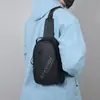 Bolso de Pecho para Hombre con Estampado de Letras de Moda, Bolso Cruzado de Gran Capacidad para Deportes al Aire Libre, Bolso de Hombro Versátil de Múltiples Capas para Viajes y Uso Diario, Moderno
