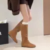 Colección Primavera/Otoño 2026: Nuevas botas vaqueras occidentales para mujer estilo Maillard, de suela blanda, transpirables y caladas, con diseño de tacón plano o medio.