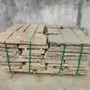 Lápidas de piedra viejas, tiras de piedra viejas, restauración de edificios antiguos, adoquines, patio pequeño en una casa de huéspedes, peldaños, lápidas de piedra viejas, lápidas de piedra viejas tradicionales
