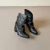 Botas Western Cowboy com Salto Grosso Versátil 2026 Novas Botas Empilhadas Femininas com Fivela de Cinto Rivet Retrô Tendência Coreana para Aumentar a Altura