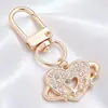 Lujo Ligero Chapado en Oro Full Diamante Charm Hebilla en Forma de D Colgante Hueco en Forma de Corazón Accesorios para Bolsos Llaves Fábrica Stock Mayorista