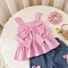 Conjunto de verano estilo europeo y americano transfronterizo: Camisola de rayas rosas con detalle de lazo y shorts de mezclilla, al por mayor para niños