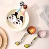 Colher de cabo longo de série de desenhos animados, colher com design fofo criativo, colher de cerâmica para uso doméstico, colher de sopa de formato irregular, colher de arroz, colher de sobremesa