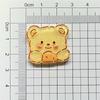 Acrílico Pequeño Fresco Dibujos Animados Lindo Parche Oso de Mantequilla Pasador Broche Hebilla para Zapato Material Accesorios de Joyería DIY