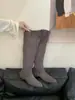 Botas elegantes y sencillas de punta hasta la rodilla con tacón cuadrado de ante para otoño e invierno, que ofrecen una sensación relajada y son adecuadas para ir al trabajo si se combinan con una falda.