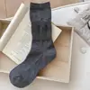 Meias femininas em estilo retrô japonês com estampas sutis, meias de cano médio absorventes de suor e respiráveis, novas meias slouch de cor sólida para o outono, estilo artístico versátil