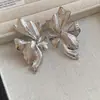 Brincos de Metal Geométricos Irregulares de Prata Europeus e Americanos Transfronteiriços Studs Retro Simples Joia para Orelha de Luxo Leve com Sensação de Alto Padrão