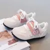 Zapatos de Entrenamiento Ligeros con Velcro Lindos para Niños 2026 Modelo Nuevo Dulce Niña Zapatos Blancos Ligeros Tenis de Moda Estilo Coreano Modernos