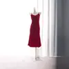 Vestido Vintage Sexy de Veludo Vermelho com Lantejoulas Feito à Mão Decote V Cintura Alta Emagrecedor Bodycon Quadril Estreito Alça de Ombro Vestido de Comprimento Médio em Formato A para Mulheres