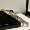 Pulseira Dourada Acolchoada em V Estilo Novo Inspirado em Chanel, Versões Larga e Estreita, Cravejada de Diamantes, Atacado Direto da Fábrica, Fresco e Doce, Item Quente Transfronteiriço