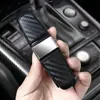 Adecuado para uso en el coche, este clip multifuncional para gafas de sol es un accesorio creativo para el parasol del coche que sujeta gafas de sol y otros anteojos.