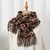 Bufanda de Leopardo para Mujer de Alta Gama Invierno Retro 2024 Nueva Versátil Cachemira Cálida Borla Europea y Americana Engrosada Chal