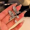 Aretes de tuerca de perlas con alas de mariposa azul para mujer, diseño de nicho de otoño e invierno, aretes de alta gama, aretes de temperamento de lujo ligero al por mayor