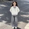 Conjunto de dos piezas para niña: top de retazos con solapa estilo universitario, enérgico, para primavera y otoño, con jeans de diseño único.