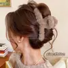 Estilo Outono e Inverno Pelúcia Ursinho Desenho Animado Presilha de Cabelo para Mulheres Sensação de Alto Padrão 2026 Nova Presilha de Cabelo Parte de Trás da Cabeça Coque Presilha de Tubarão
