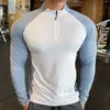 Camisa de treino fitness masculina com absorção de suor, secagem rápida, alta elasticidade, movimento irrestrito, zíper parcial, gola alta, base com blocos de cor para caminhada e trekking