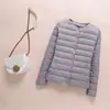 Nova Jaqueta de Plumas Feminina Sem Gola Outono/Inverno 2026, Leve e Conveniente, Casaco Curto Feminino de Plumas com Gola Redonda Slim
