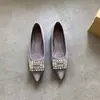 Zapatos de tacón elegantes de punta cuadrada con hebilla de strass y boca poco profunda, estilo de moda nuevo para verano 2026, con aumento de altura oculto, zapatos de vestir versátiles