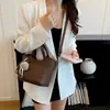 Bolsa de mão de nicho estilo coreano para mulheres, novo modelo de início de outono de 2026, bolsa de ombro e transversal casual estilosa e atraente