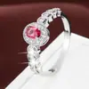 Anillo de moda nuevo más vendido transfronterizo con incrustaciones de rubíes, de alto valor, moderno, lujo ligero, diseño único, versátil y de nicho