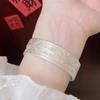 Pulseira Aberta Sólida Dourada com Padrão de Grama Ping An Feliz Tang Prateada Antiga para Mulheres Coração Sutra Retro Ao Vivo para distribuição