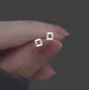 Pendientes cuadrados mini de plata pura S925 para mujer, diseño único, delicados y compactos, adecuados para el cartílago de la oreja, amigables con la oreja, no es necesario quitarlos