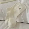 Calcetines hasta la pantorrilla de color blanco lechoso con lazo estilo niña para mujer, calcetines apilados de color claro y suave a rayas con volantes y perlas de cereza