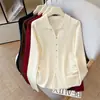 Suéter de manga larga para otoño e invierno con un cuello elegante, un diseño ajustado y una textura tejida, con cierre de botones al frente y adecuado para usar en capas o solo.