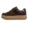 Zapatillas blancas de suela gruesa 601 para mujer, nuevo modelo otoño 2025, zapatillas deportivas de tendencia de caña baja que aumentan la altura, zapatillas casuales en stock