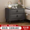 Mesita de Noche de Madera Maciza Modelo Minimalista Moderno 2025 Uso en Dormitorio Hogar Apartamento Pequeño Gabinete de Almacenamiento de Noche de Lujo Ligero
