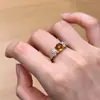 Anel Cabochão com Design de Flor em Formato de Ovo para Mulheres, Design de Nicho Popular no Xiaohongshu, Anel de Luxo Leve de Alta Qualidade