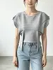 Venda direta da fábrica: Top feminino Miyake de manga curta com gola redonda, design de barra irregular, estilo curto plissado, camiseta versátil