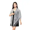 Nuevo chal pañuelo triangular de encaje para mujer, primavera y verano, color liso, hueco, con flecos, bufanda triangular para mujer, venta al por mayor transfronteriza europea y americana