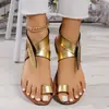 Sandalias de dedo transfronterizas europeas y americanas de talla grande con tiras de hebilla, suela plana, nuevos estilos de comercio exterior, disponibles en varios colores, tallas europeas, sandalias de playa para mujer