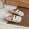 Sandalias tejidas de estilo coreano para niñas 2026 verano nuevo zapatos de princesa huecos de punta cerrada para niños pequeños zapatos romanos bajos para gatear