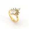 Anillo de acero inoxidable estilo corte marquisa de circón con diamantes de forma irregular y cúmulos de estrellas, superficie curva, joyería de alta gama